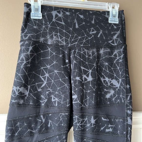 Lululemon Black Mesh Panel Leggings Size 2 - Picture 2 of 10